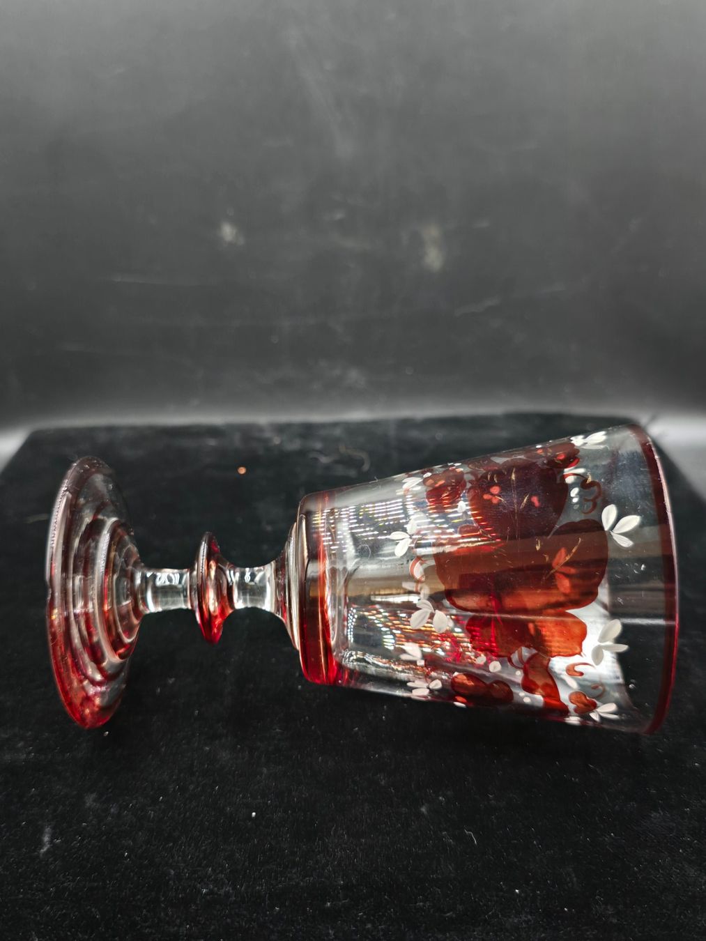 Karaffen: Karaffe mit Stöpsel, Buntglas mit 1 Glas – Gebraucht aus Rorschacherberg von snOOpydOg11 9