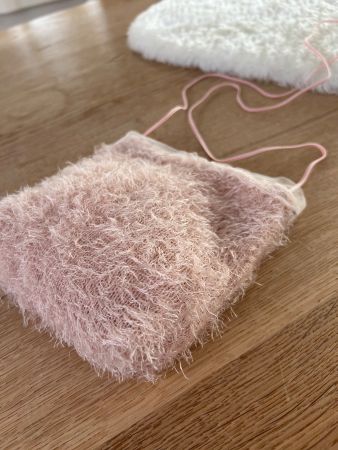 Kleine Umhängetasche aus rosa Teddystoff