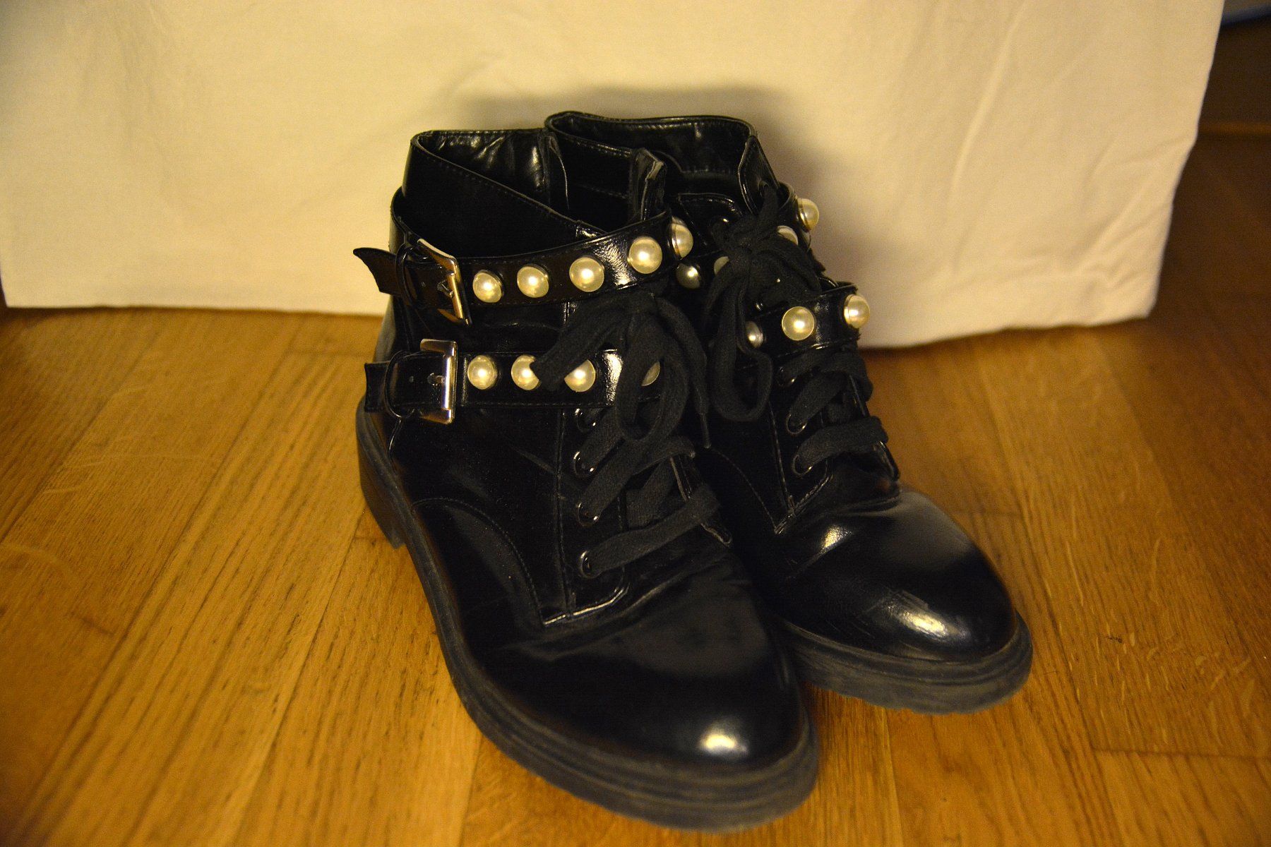 Zara Scarpe da donna: Perlen Boots/Stiefel; Schwarz glänzend ("Lack Effekt") Nr.38 – Usato da Bern venduto da plant_nerd 2