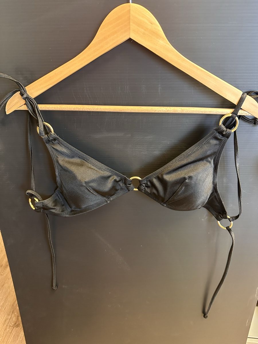 Badekleider & Bikinis: Bikini Oberteil schwarz Grösse M mit Ringdetails  – Gebraucht aus Oberurnen von jasmin2fel