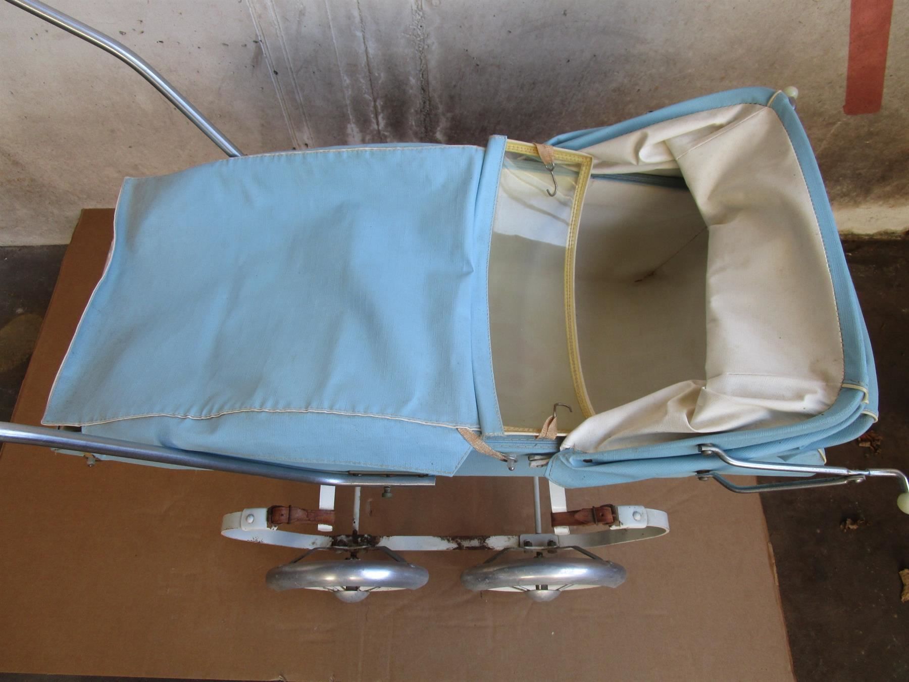 Carrozzine per bambole: Puppenwagen 70er Jahre hellblau – Usato da Eschenbach SG venduto da brocarte 8