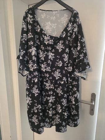 Schönes Sommerkleid mit Blumenmuster, Grösse 8xl ca Gr 58/60