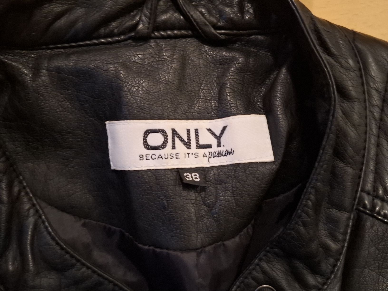Only Vestes: Only Kunstlederjacke Schwarz Gr. 38 – D'occasion à Stäfa par UH82 1