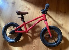 Rotes Kinderlaufrad für kleine Abenteurer