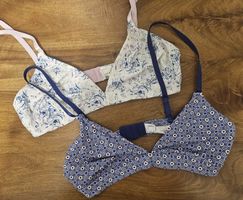 2x Dreieck Bralettes blumig und blau, Größe M