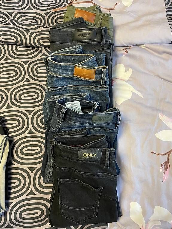 Jeans: Diverse Jeans – Usato da Basel venduto da Sydney02 1