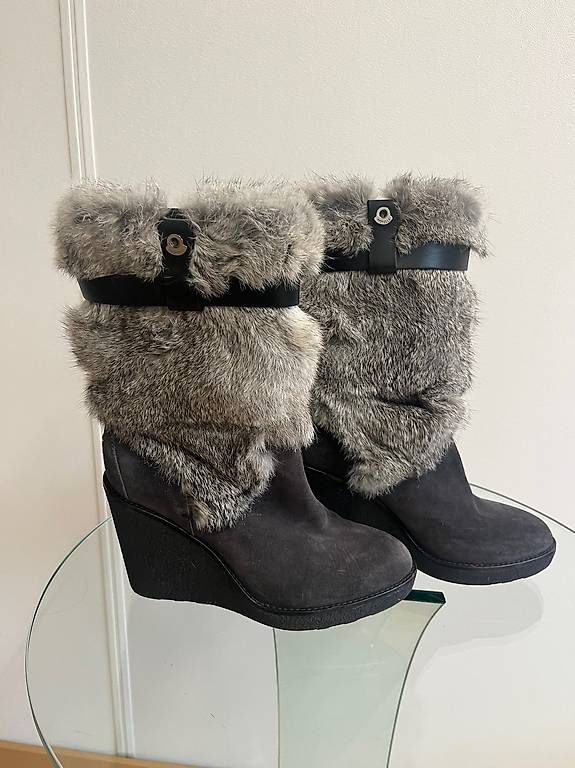 Moncler Scarpe da donna: Bottes Moncler avec fourrure taille 38 – Usato da Les Acacias venduto da kim_2dxt