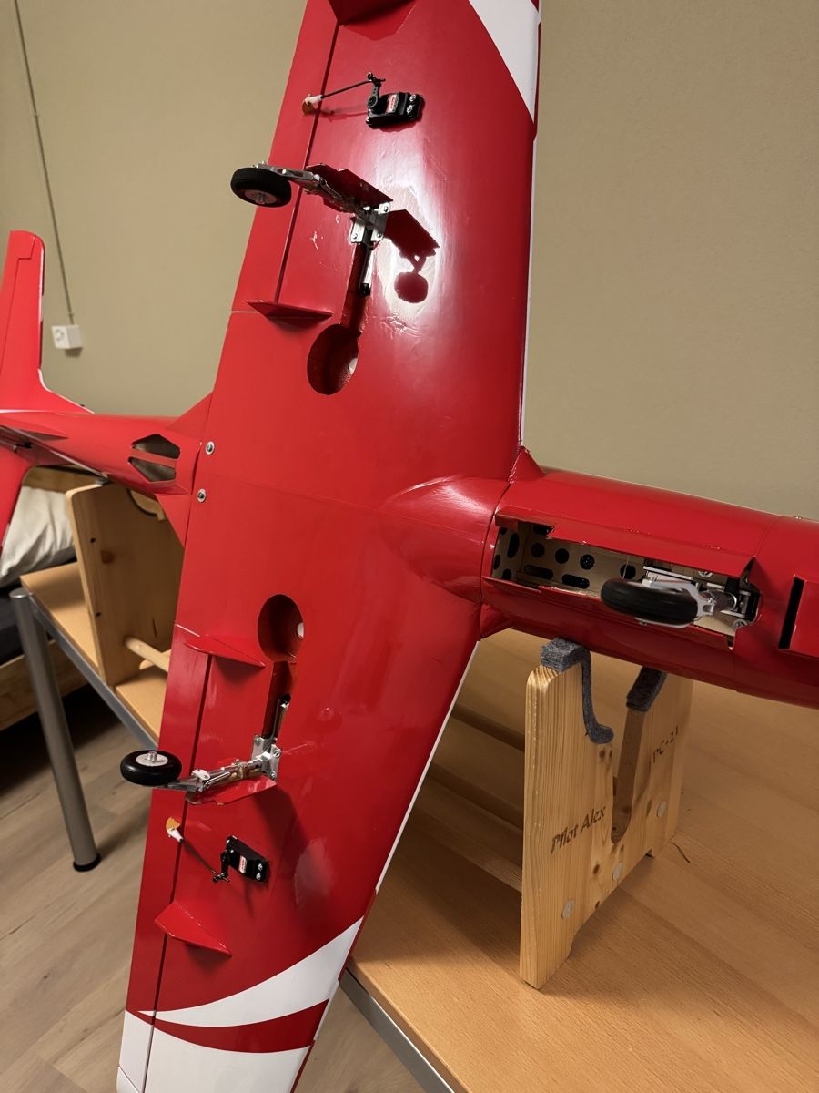 RC Flugzeug Pilatus PC-21 rot weiss guter Zustand (Gebraucht) in ...