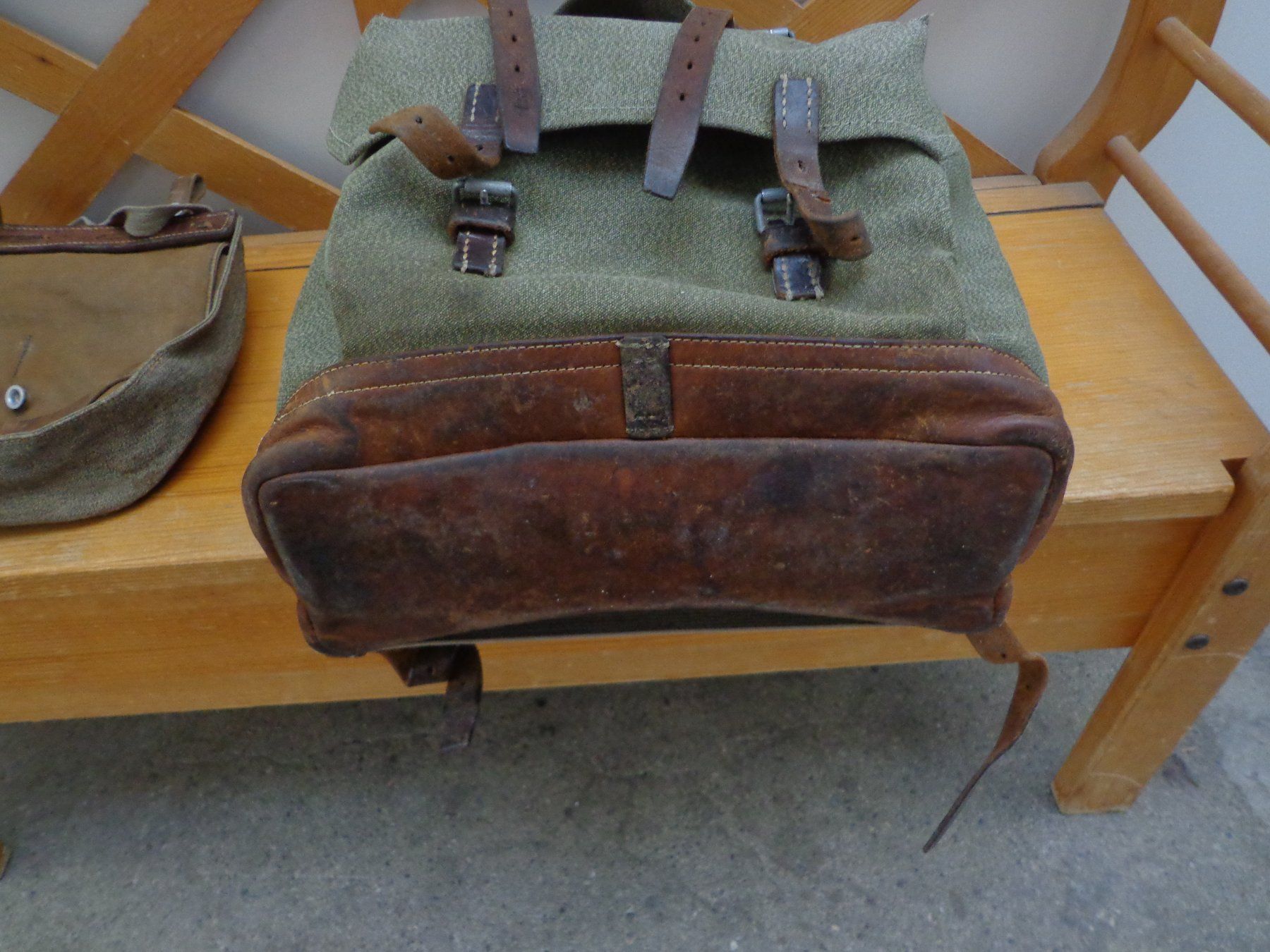 Schweizer Armee Rucksäcke: Alter Militärrucksack mit Brotsack – Gebraucht aus Zofingen von schmidi67 3