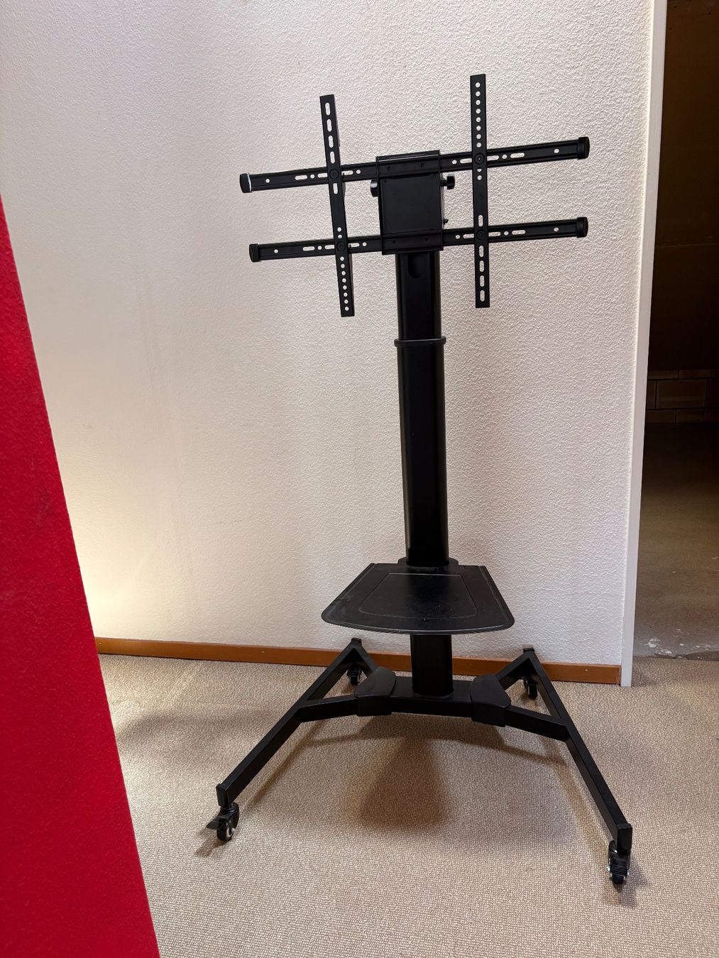 Supporti a parete: Mobiler TV-Ständer auf Rollen (32-70") – Usato da Forch venduto da ocdzurich