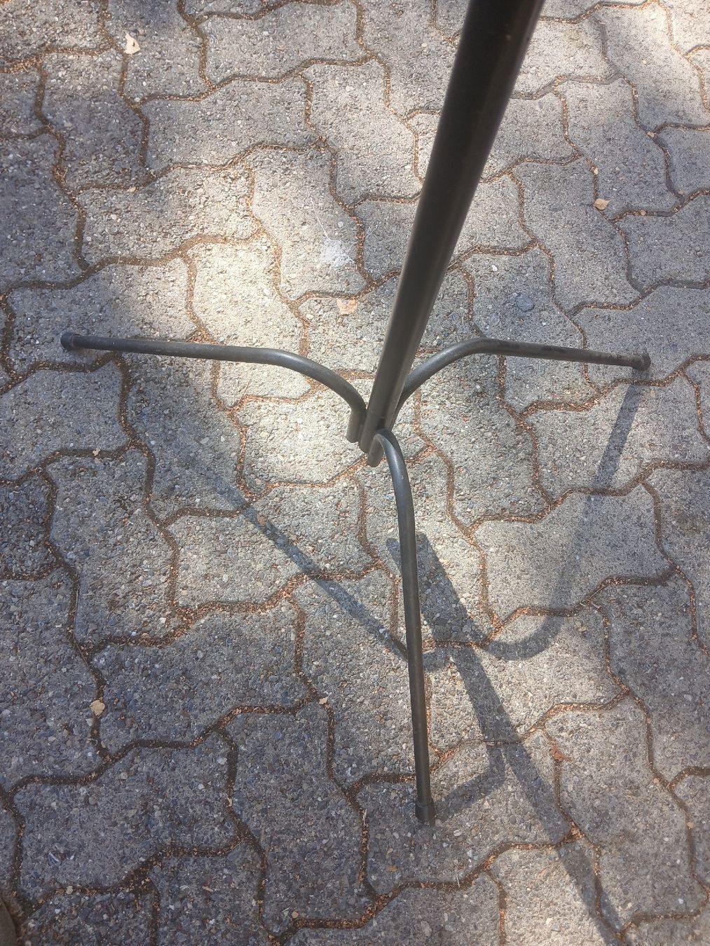 Garderobe: Sputnik Kleiderständer, Mid-century modern – Gebraucht aus Bern von MattePostBrocki 7