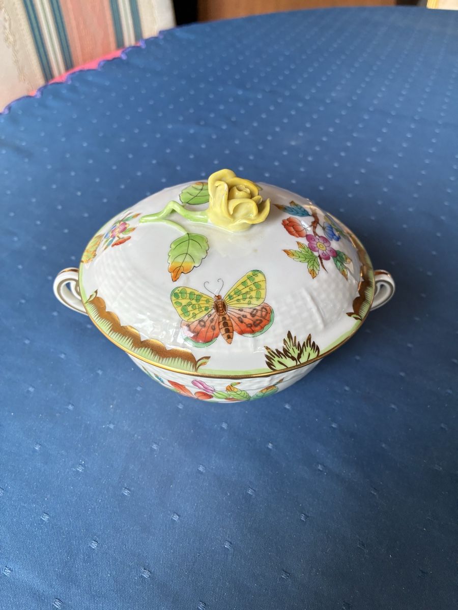 Herend Tassen: Herend - 1 Suppentasse mit Deckel Dekor Victoria  – Gebraucht aus Dornach von Rosengarten