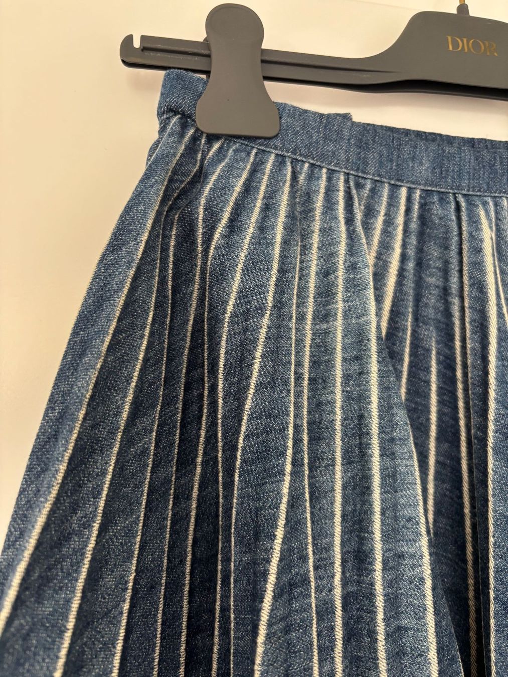 Dior Gonne: DIOR Denimjupe , feinste Baumwolle Gr. 32 – Nuovo (secondo la descrizione) da Herrliberg venduto da mayfi 1