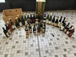 Lot lot 31 bouteilles de vin rouge, blanc et rosé variés.