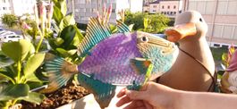 Poisson décoratif en métal, couleurs vives, parfait état!