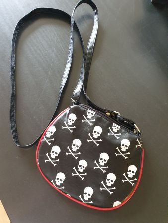 Süsse kleine Gothic Tasche mit Totenköpfen, ab 1.00