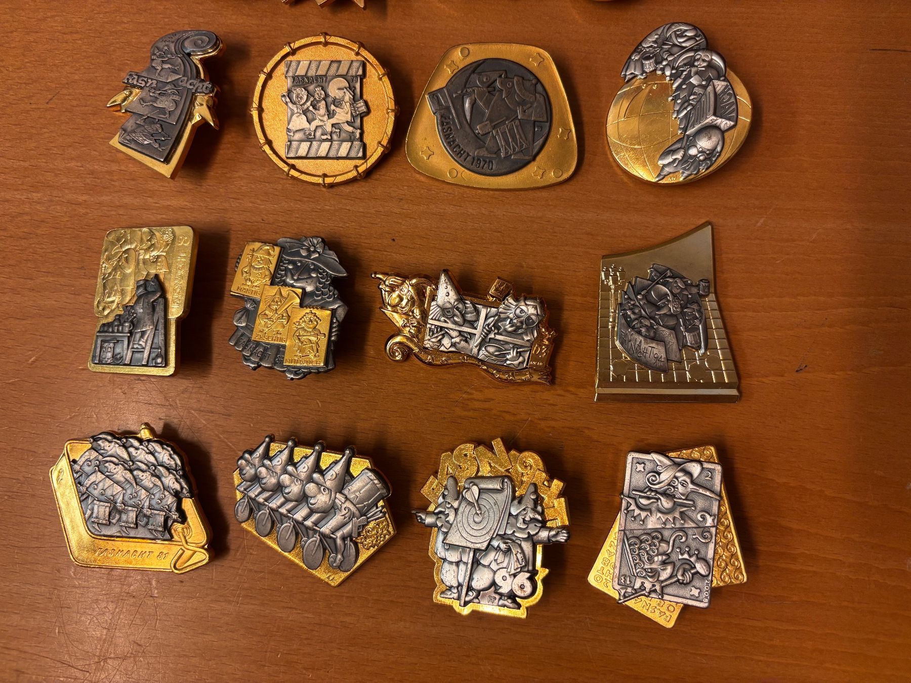 Placchette & Badge: Plaketten 20stk. Gold (2) – Usato da Münchenstein venduto da tsp01 1