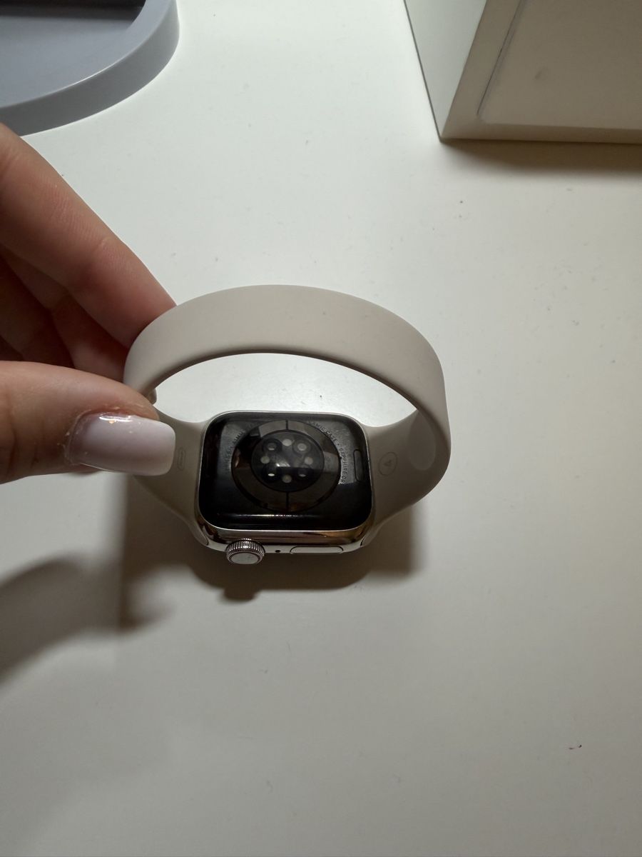 Apple Smartwatch: Apple Watch Series 8 Starlight, silber. – Usato da Luzern venduto da Lorena.haj 7