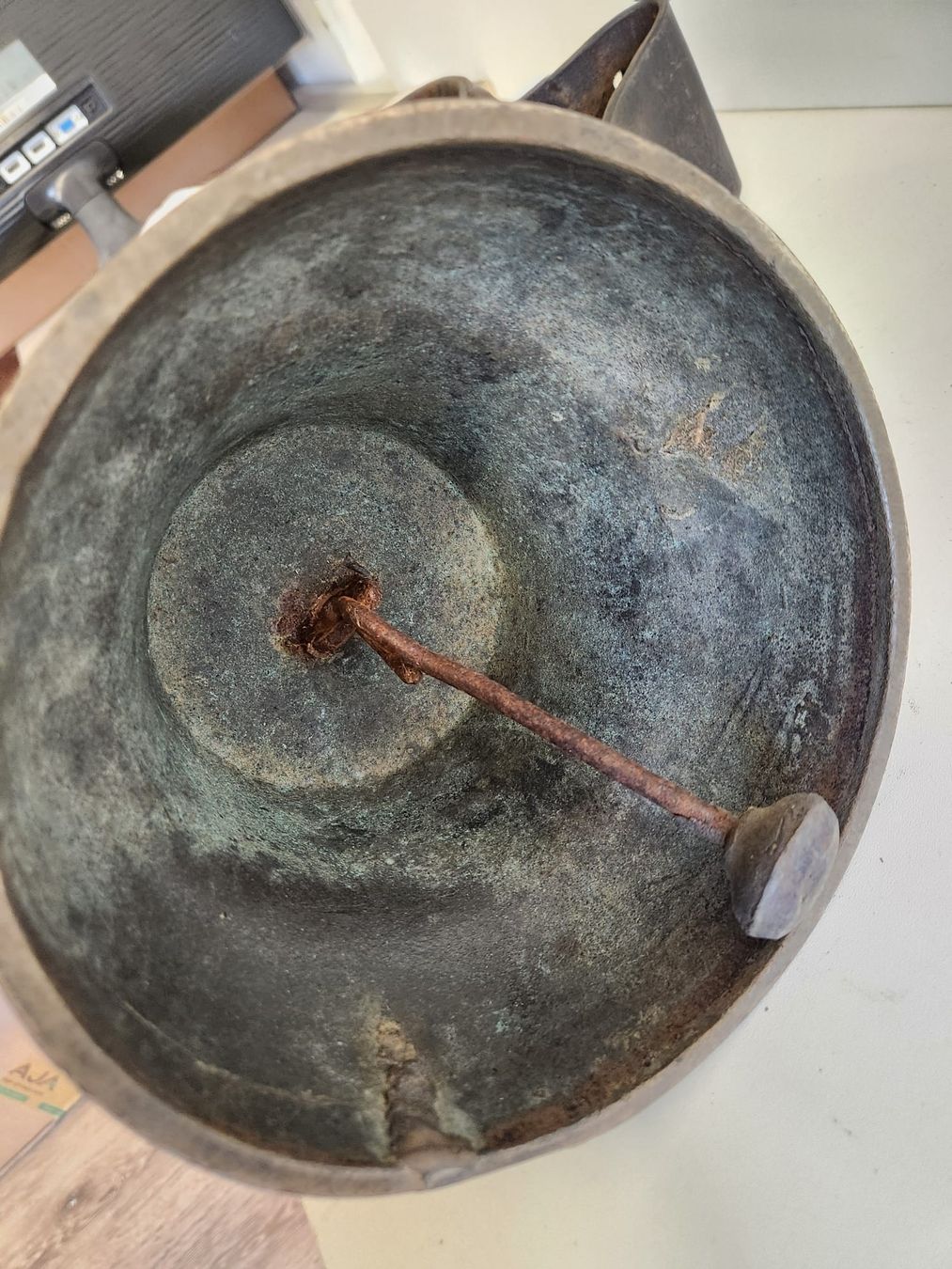 Campanacci mucche: Antike Schweizer Kuhglocke mit Lederband & Gravur – Usato da Tuggen venduto da Zweitechanceboutique 3