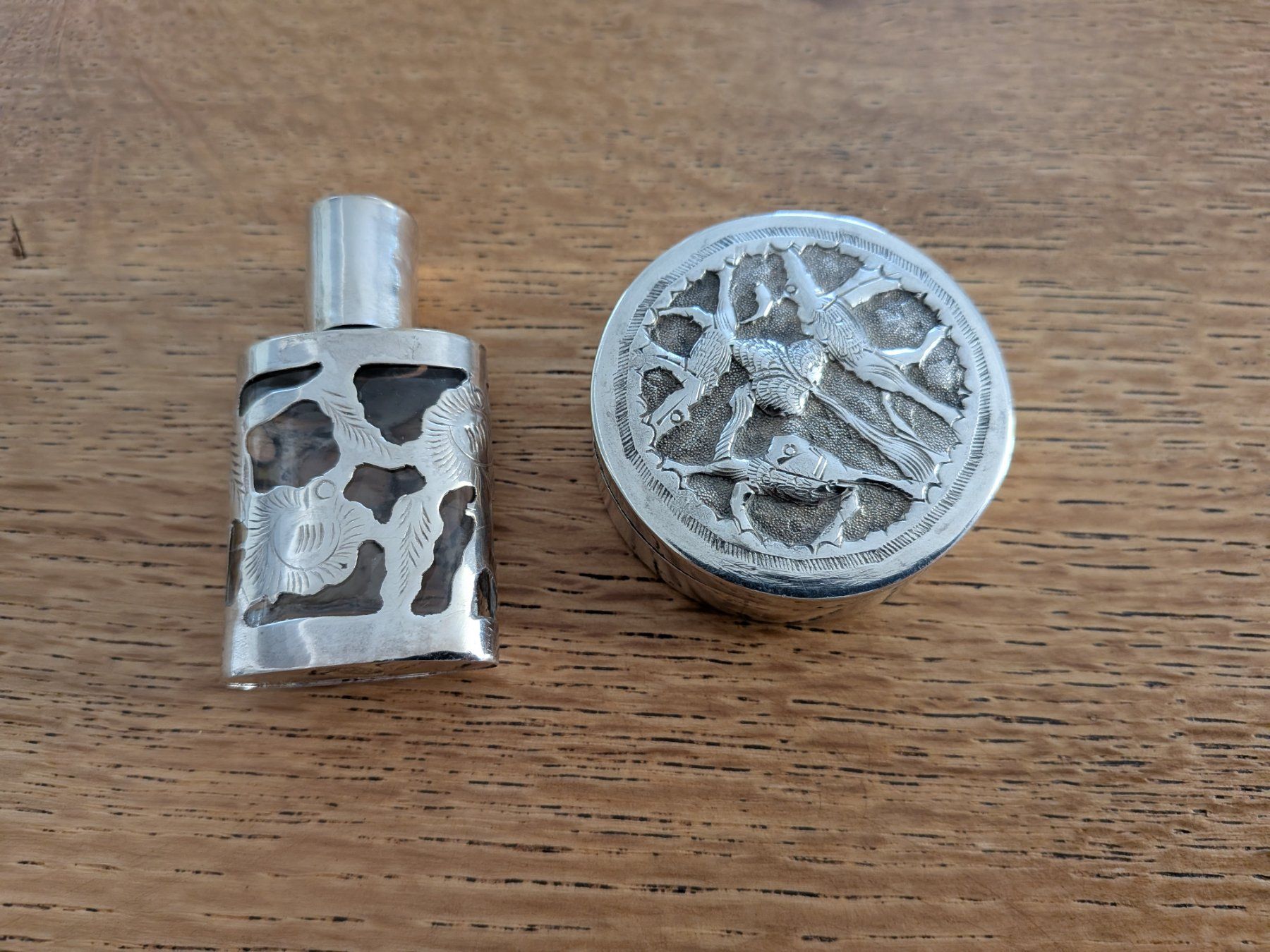 Flaconi: Pillendose mit Parfumflacon in Silber – Usato da Wohlen AG venduto da Tikale