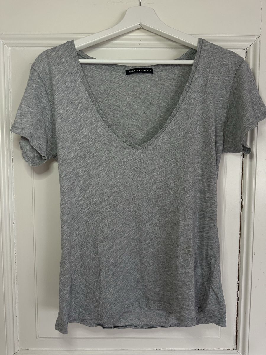 Brandy Melville T-shirt: Brandy Melville V-Neck Shirt – Nuovo (secondo la descrizione) da Uetikon am See venduto da jael_87
