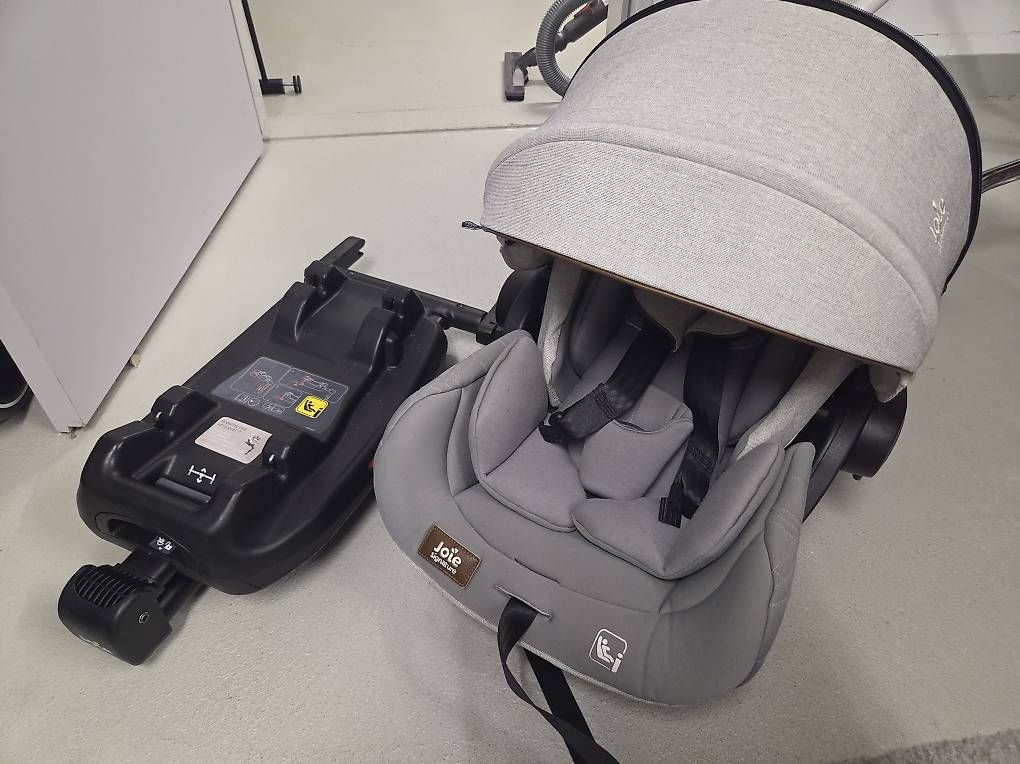 Seggiolini per auto: Joie - Autositz mit Isofix Station,  – Usato da Rütihof venduto da kyra079 2
