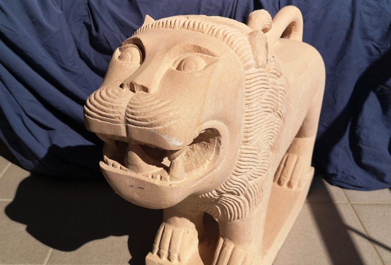 Sculture & Statue: Löwe oder Tiger aus rosa Sandstein, Indien – Usato da Giswil venduto da Pelzer 2