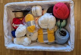 Wollpaket: Bunte Wolle für kreative Strickprojekte