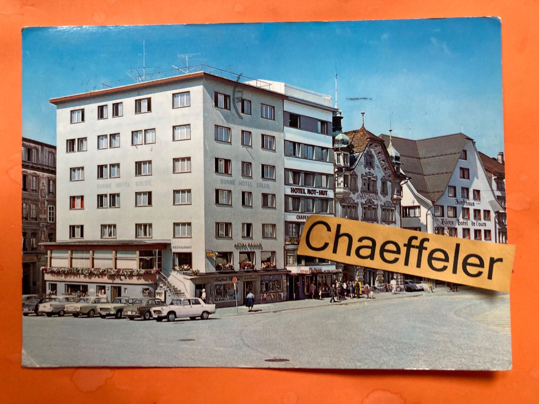 Cartes postales: 1974 Einsiedeln, Hauptstrasse mit Rathaus – D'occasion à Zürich par Chaeffeler