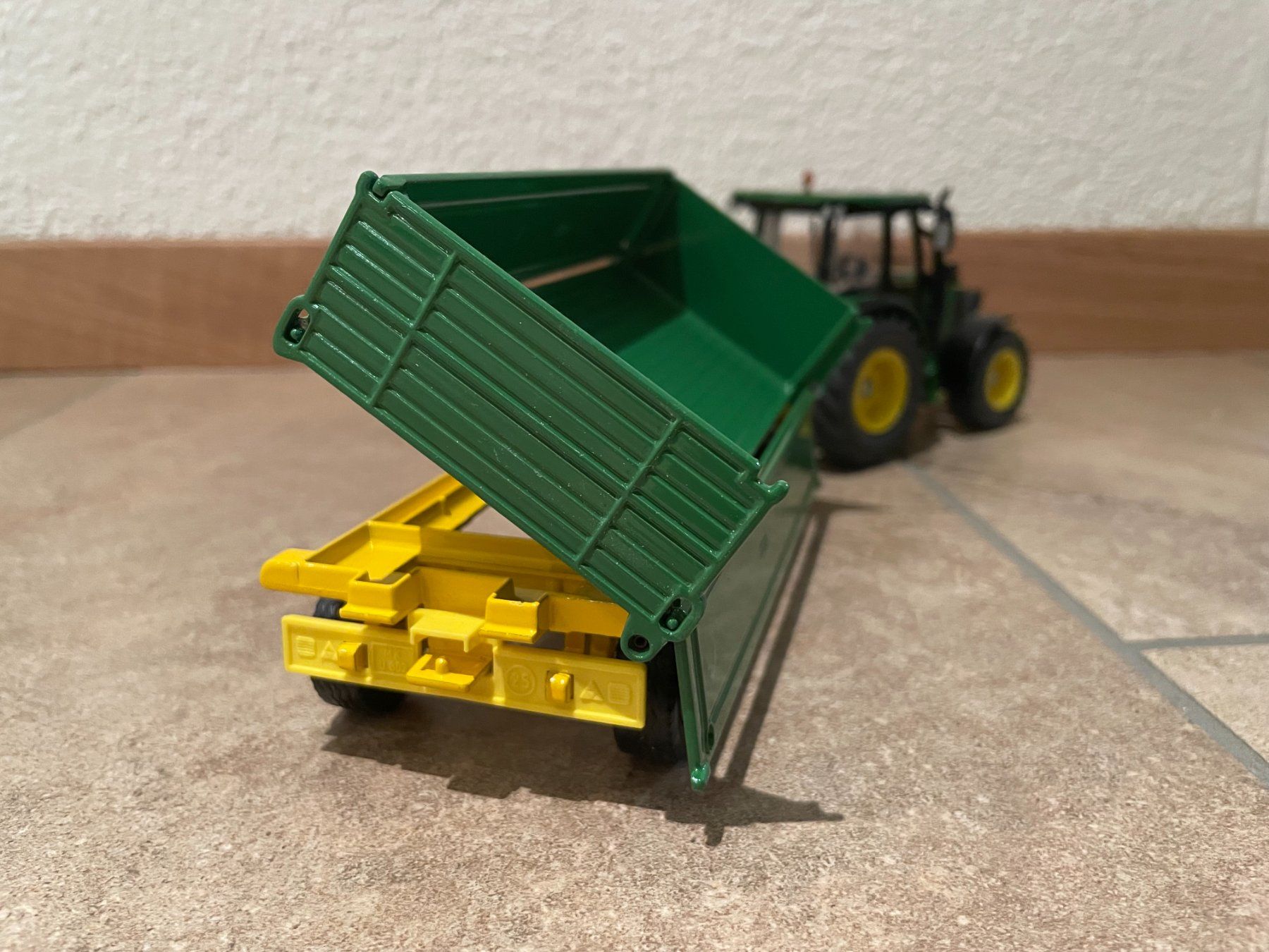 John Deere Trattori: SIKU John Deere 5820 mit Anhänger – Nuovo e nell'imballaggio originale da Kreuzlingen venduto da Stefan1150 4