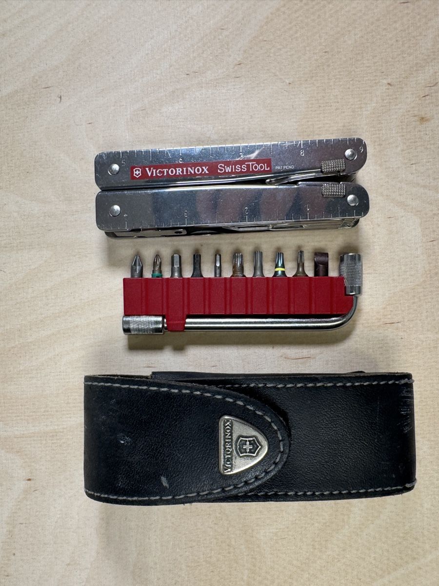 Victorinox Tous les outils: Victorinox SwissTool Multitool mit Bitset Lederetui – D'occasion à Zürich par Marble