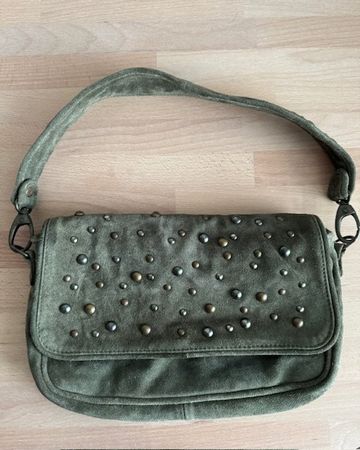 Tasche grün Wildleder mit Nieten verziert - fast wie neu
