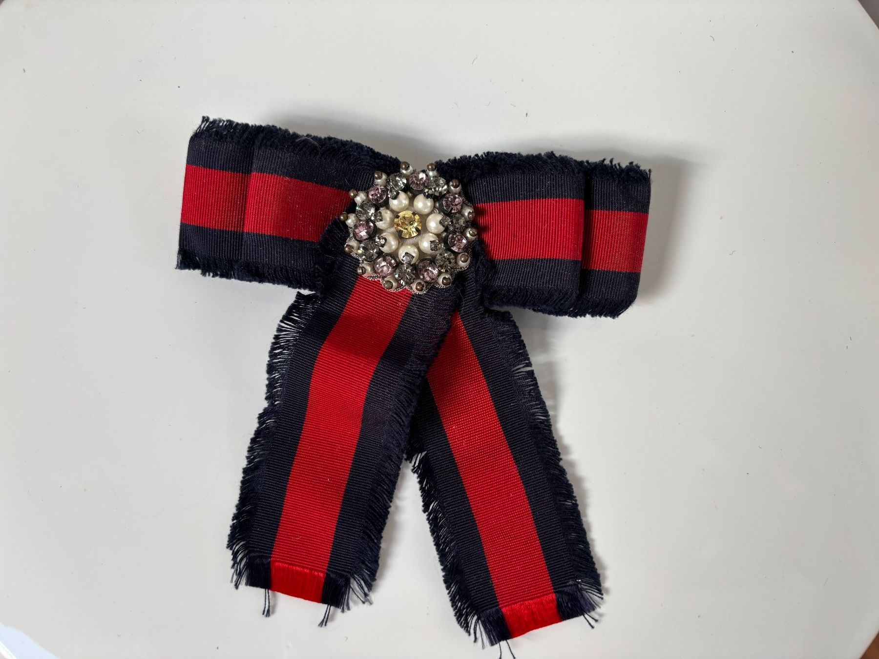 Gucci Spille & Fermagli: Gucci Broche blau/rot mit Perlen – Usato da Herrliberg venduto da mayfi