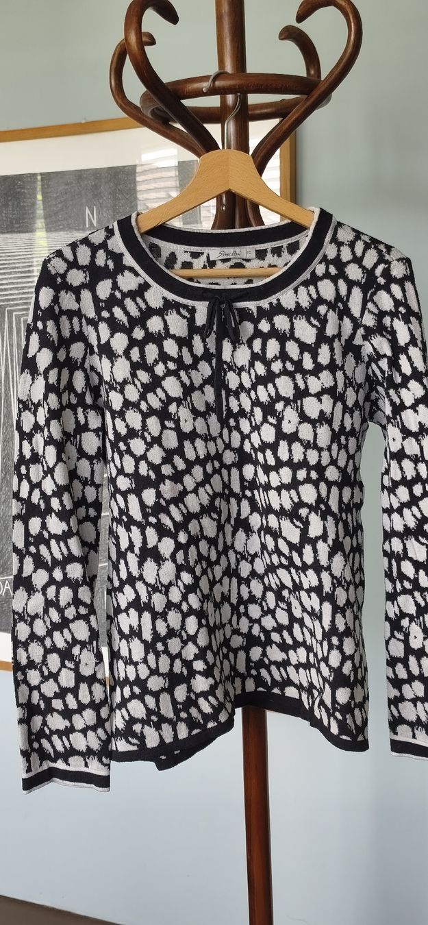 Pulls & Sweat-shirts: Damen Pullover Simclan schwarz-weiss Grösse 40 – D'occasion à Luterbach par Liveyourdream