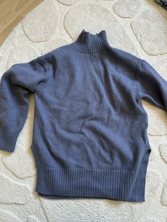 blauer Strickpullover