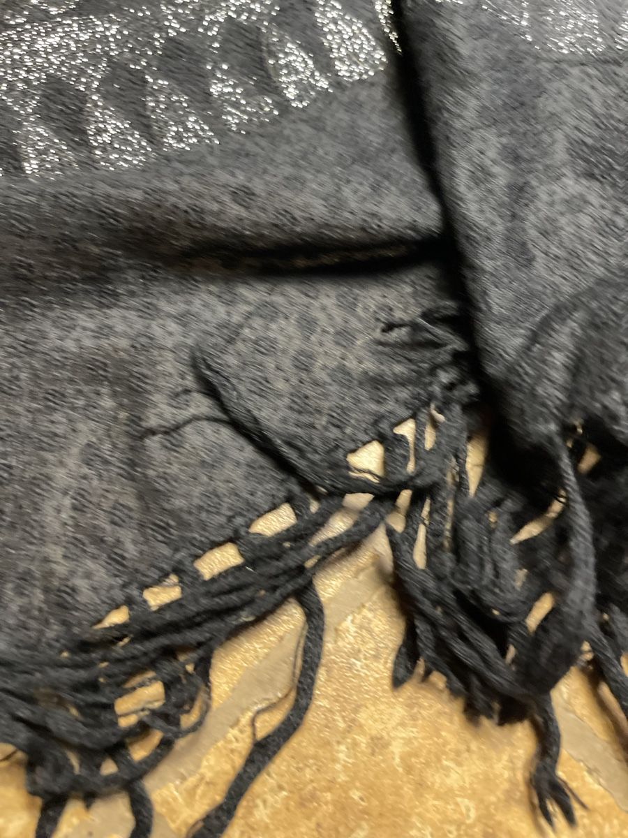 Foulard & Sciarpe: Chic Sciarpa nera con disegni argentati, elegante e calda. – Nuovo (secondo la descrizione) da Gordevio venduto da LanaZimm 1