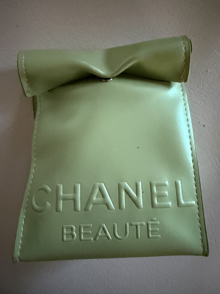 Chanel Kosmetikkoffer: Chanel Beauty bag green – Gebraucht aus Schleitheim von ptksz 2