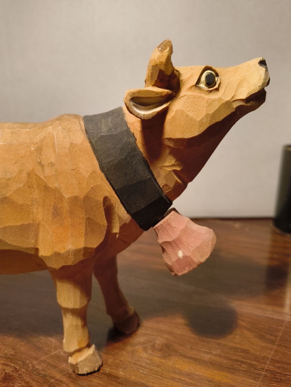 Statuette: geschnitzte Holz Kuh mit Glocke – Usato da stettlen venduto da VintageBern_ch 3