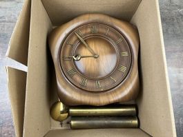 Schöne Holz Uhr mit Gewichten