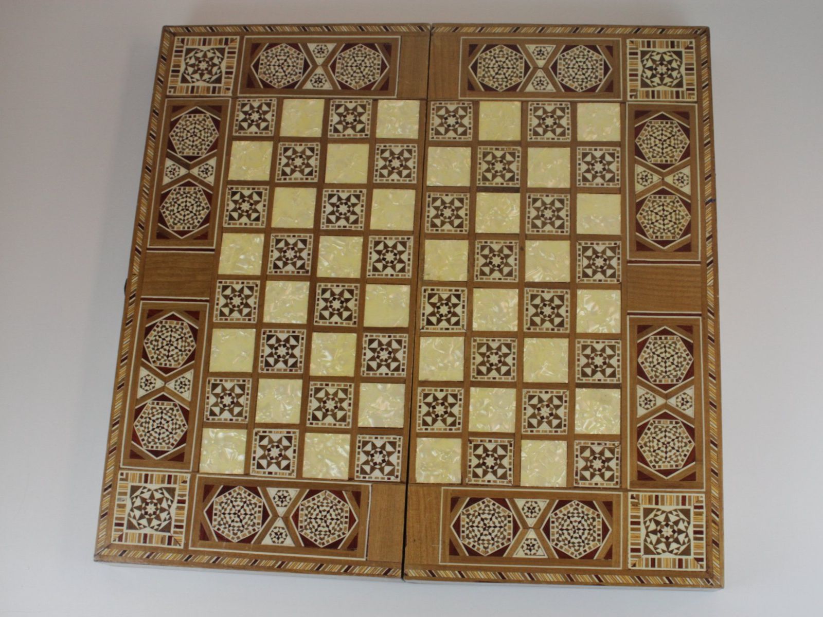 Giochi: Schach & Backgammonspiel Intarsien Perlmutt – Usato da Basel venduto da IRMAundFRED