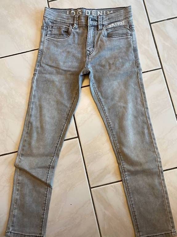 Hosen: Vend lot pantalons 134 enfant – Gebraucht aus Morrens VD von gia_sfs5