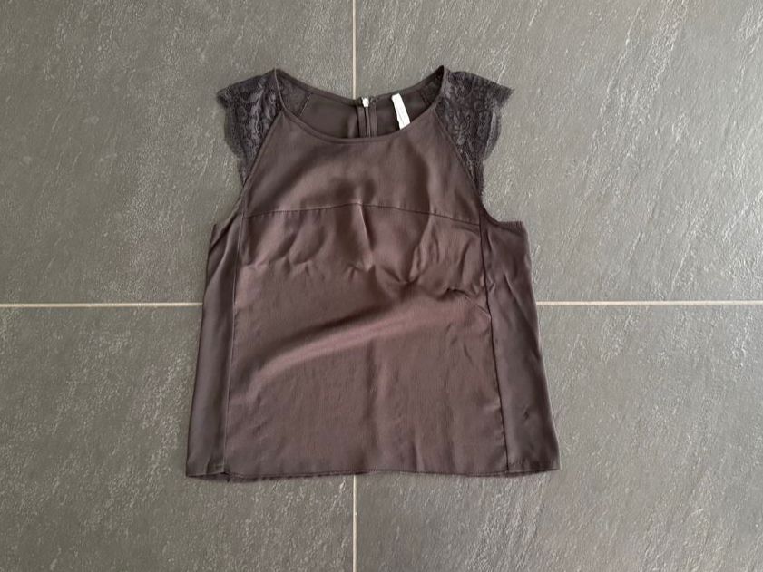 Blusen: Schickes Sommer Top mit Spitze, dunkelgrau, Grösse S – Gebraucht aus Orpund von Tomba34