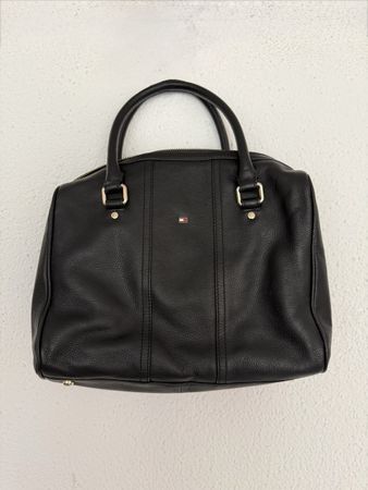 Tommy Hilfiger Black Leather Handbag - Like New! 💼👜