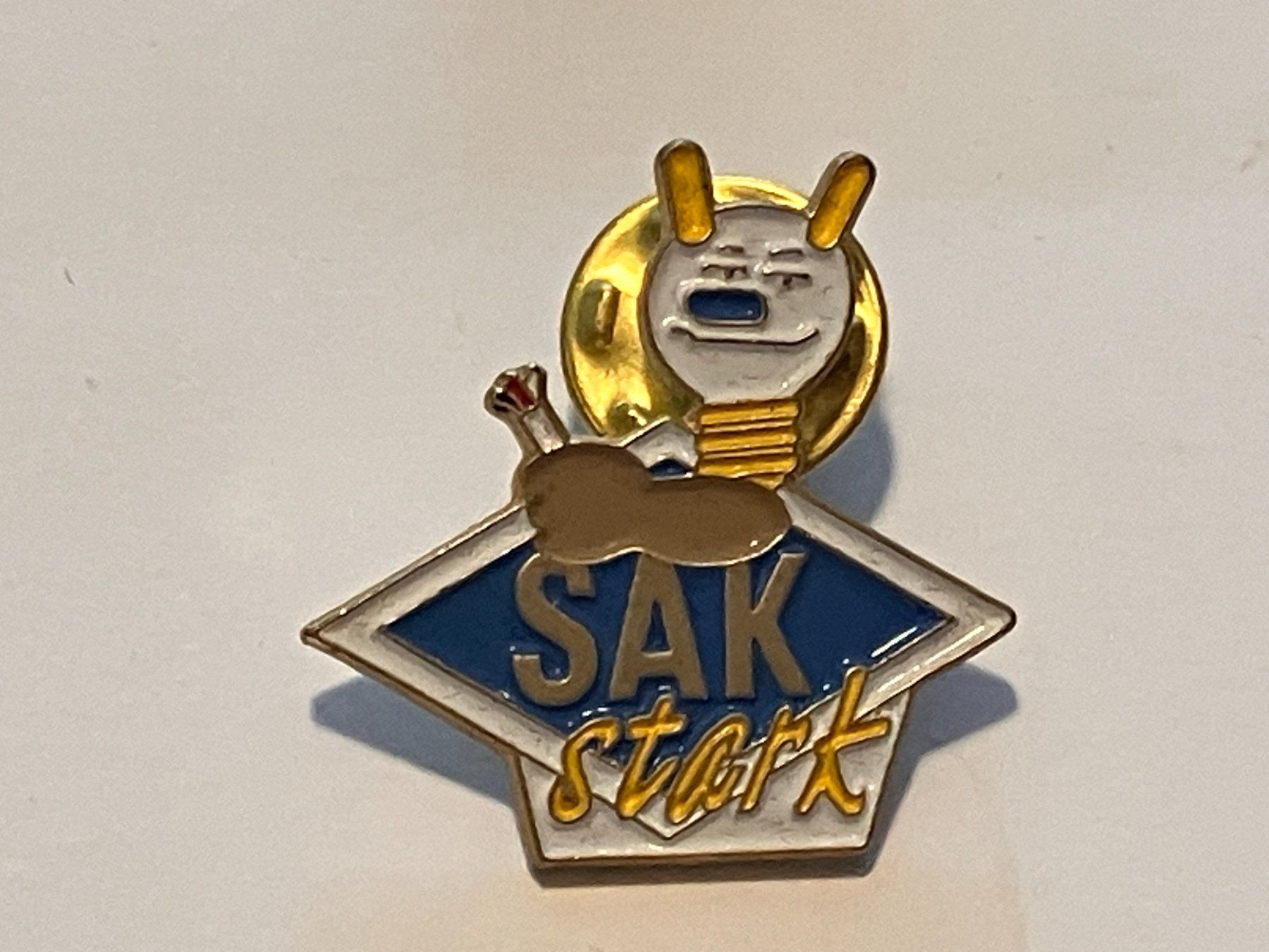 Placchette & Badge: 1 Pin Sak Stark – Usato da Basel venduto da djwwpp