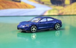 Burago Porsche Taycan Turbo S aus Metalldruckguss, 1/43