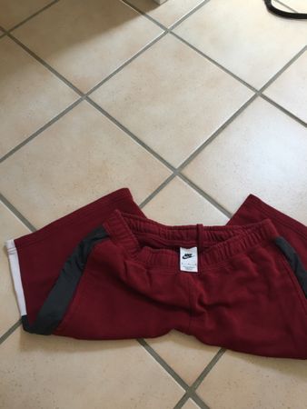 Short Nike bordeaux, idéal pour le sport, taille S