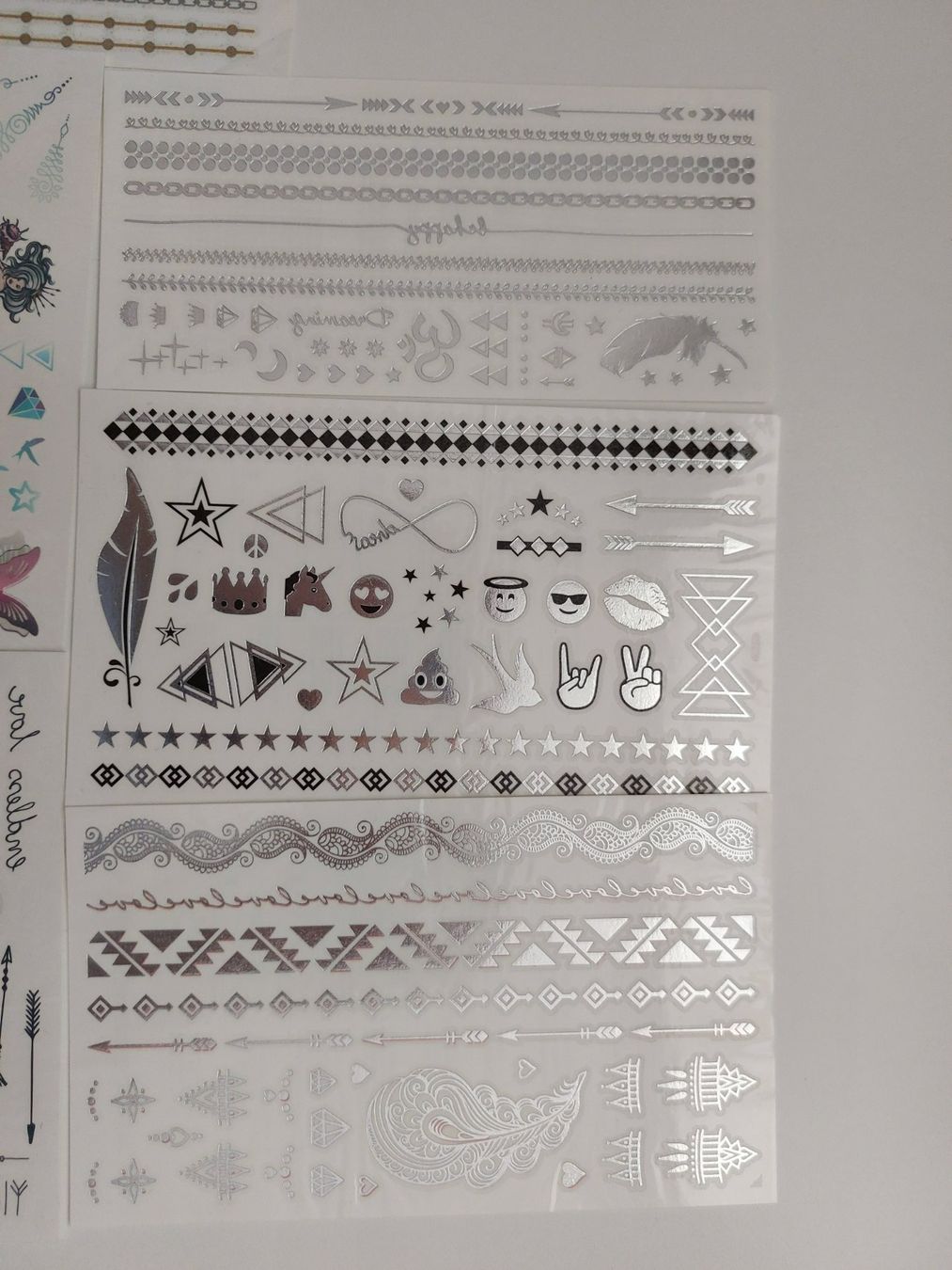 Sticker: temporäre Klebetattoos – Nuovo (secondo la descrizione) da Neftenbach venduto da lor_7thq 1