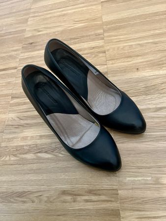 Black high heel pumps size 36