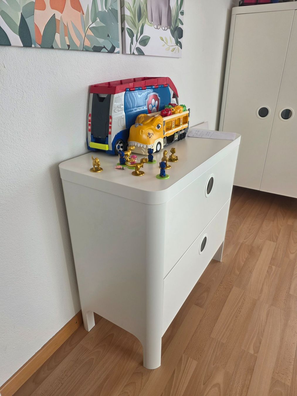 Ikea Armadi: Kinder Ikea Möbel Set, Schrank, Kommode, Teppich, 3 Bilder – Usato da Scherzingen venduto da Benjanil 3