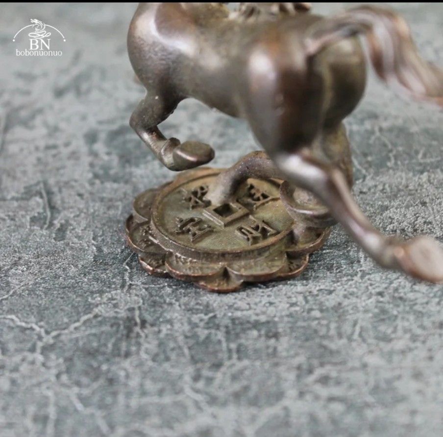 Statuette: cheval en Bronze – Nuovo e nell'imballaggio originale da Vernier venduto da 19pigments 1